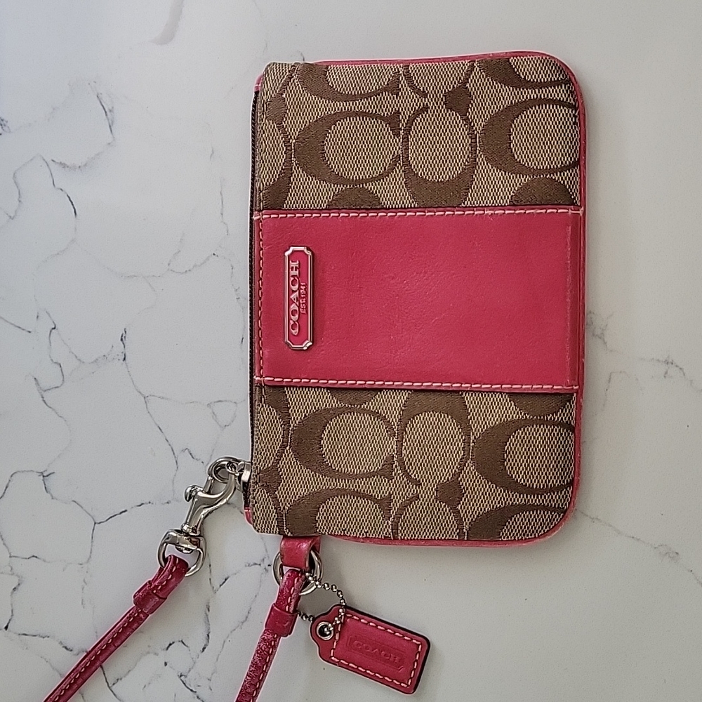 Coach wristlet, EUC🎉🎊 hot pink